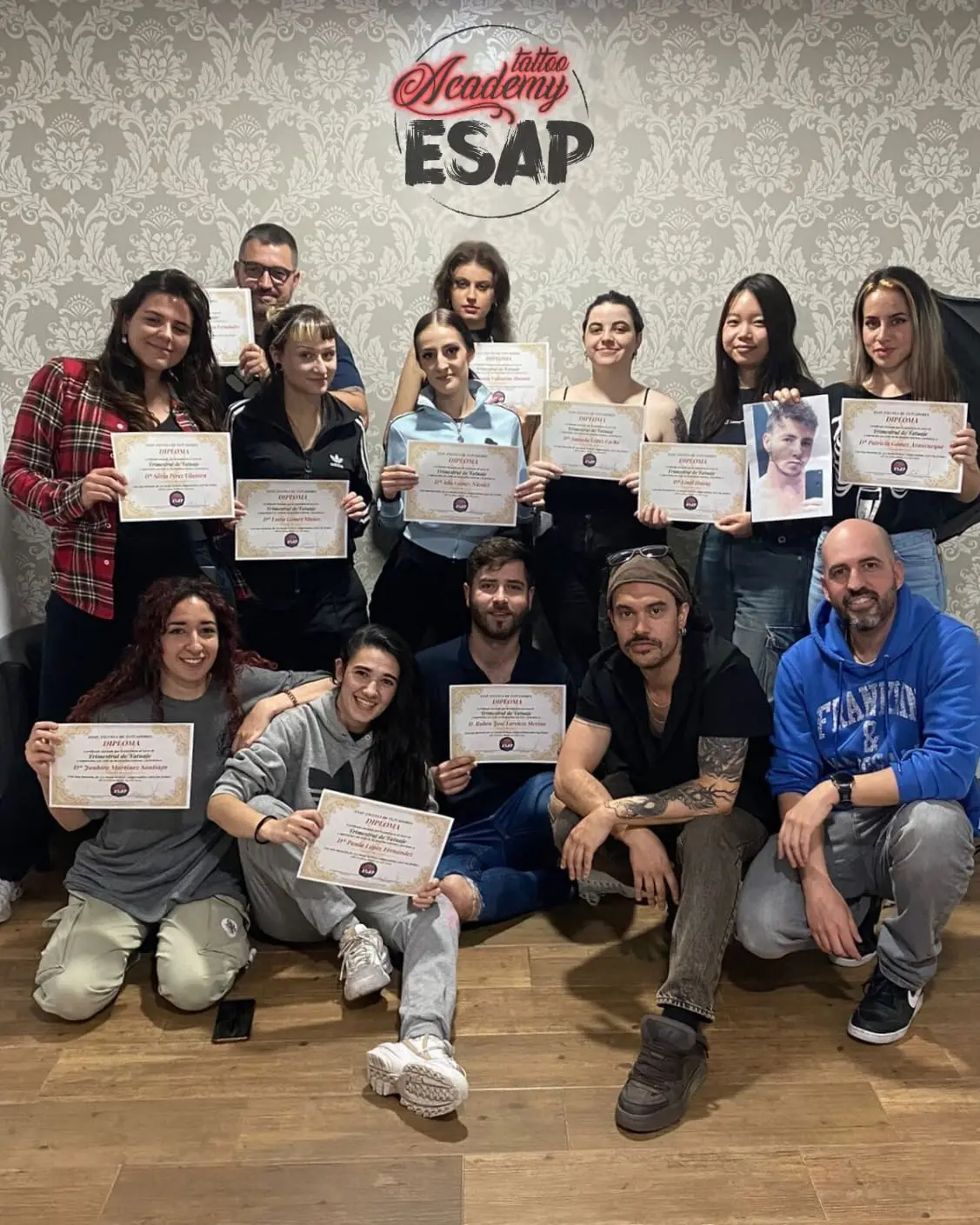 Alumnos con su diploma del Curso Higiénico Sanitario Homologado en la escuela ESAP de Madrid