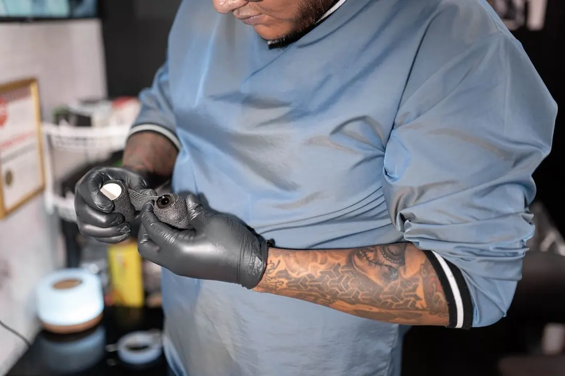Cómo tatuar en pieles oscuras: técnicas, pigmentos y errores a evitar Cómo tatuar en pieles oscuras: técnicas, pigmentos y errores a evitar
