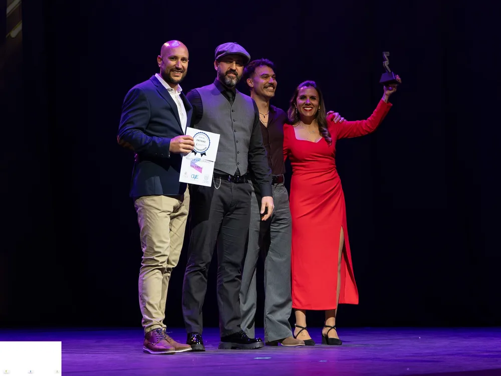 El equipo de ESAP recogiendo el premio en el escenario de la Gala El equipo de ESAP recogiendo el premio en el escenario de la Gala