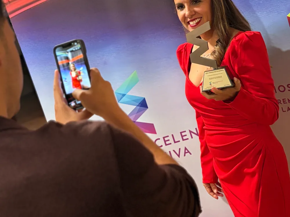 El trofeo del Premio Excelencia Educativa 2026 ante el photocall de la Gala El trofeo del Premio Excelencia Educativa 2026 ante el photocall de la Gala