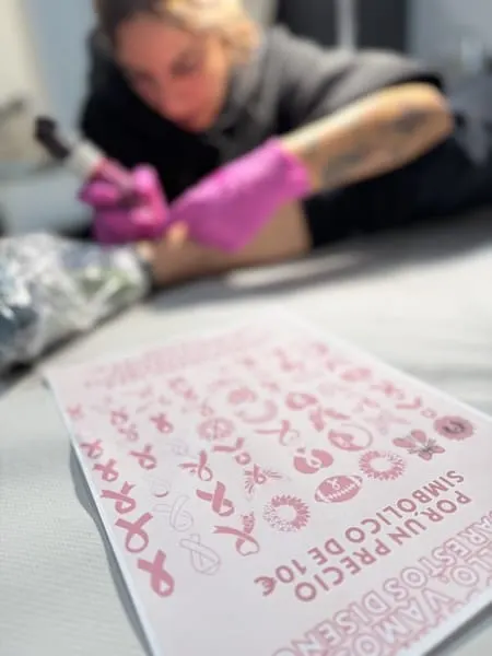 Un lazo, una historia: nuestra jornada de tatuajes contra el cáncer de mama Un lazo, una historia: nuestra jornada de tatuajes contra el cáncer de mama