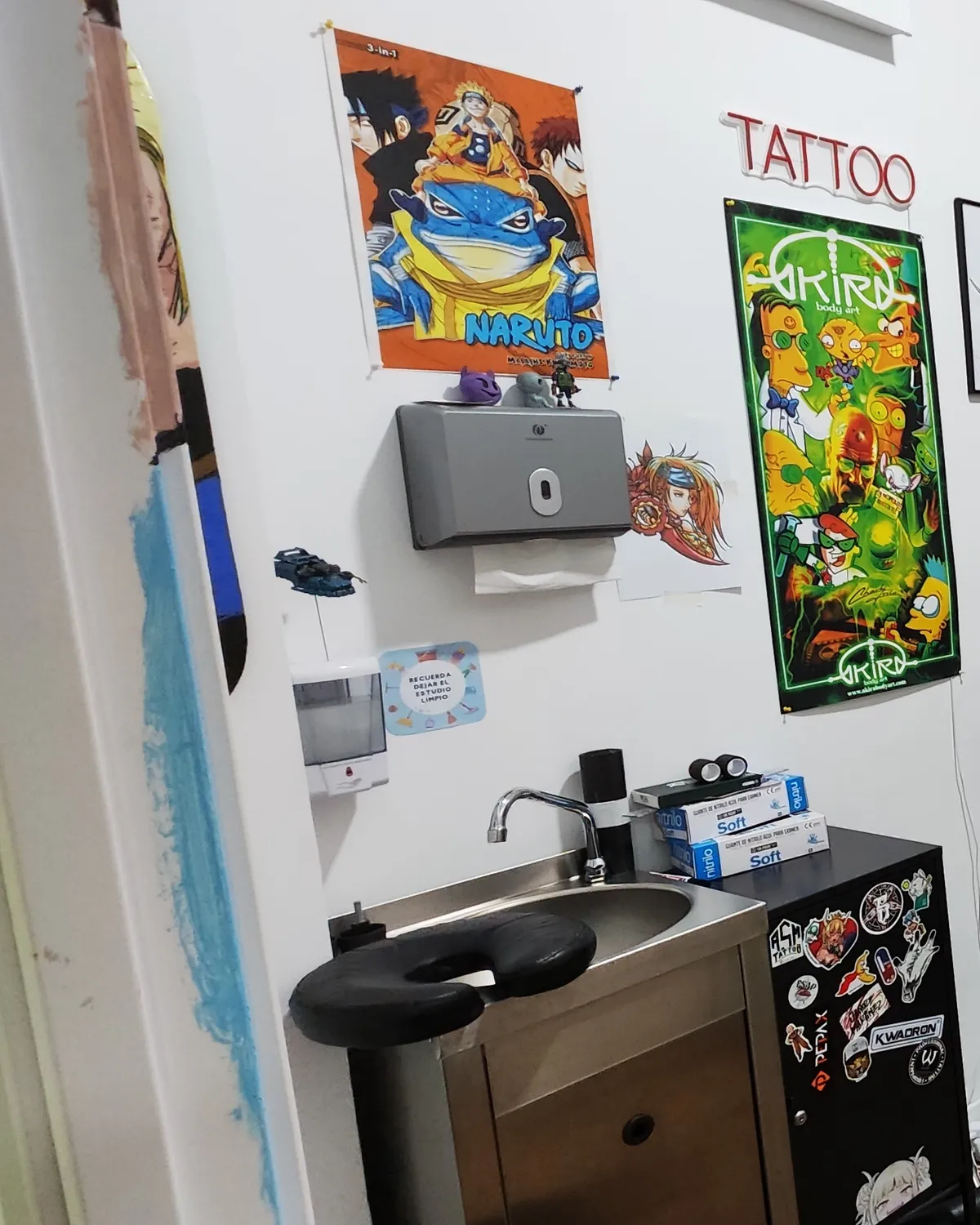 Higiene de cabina · ESAP Madrid Zona de higiene y lavado de una cabina de tatuaje en el estudio ESAP de Madrid