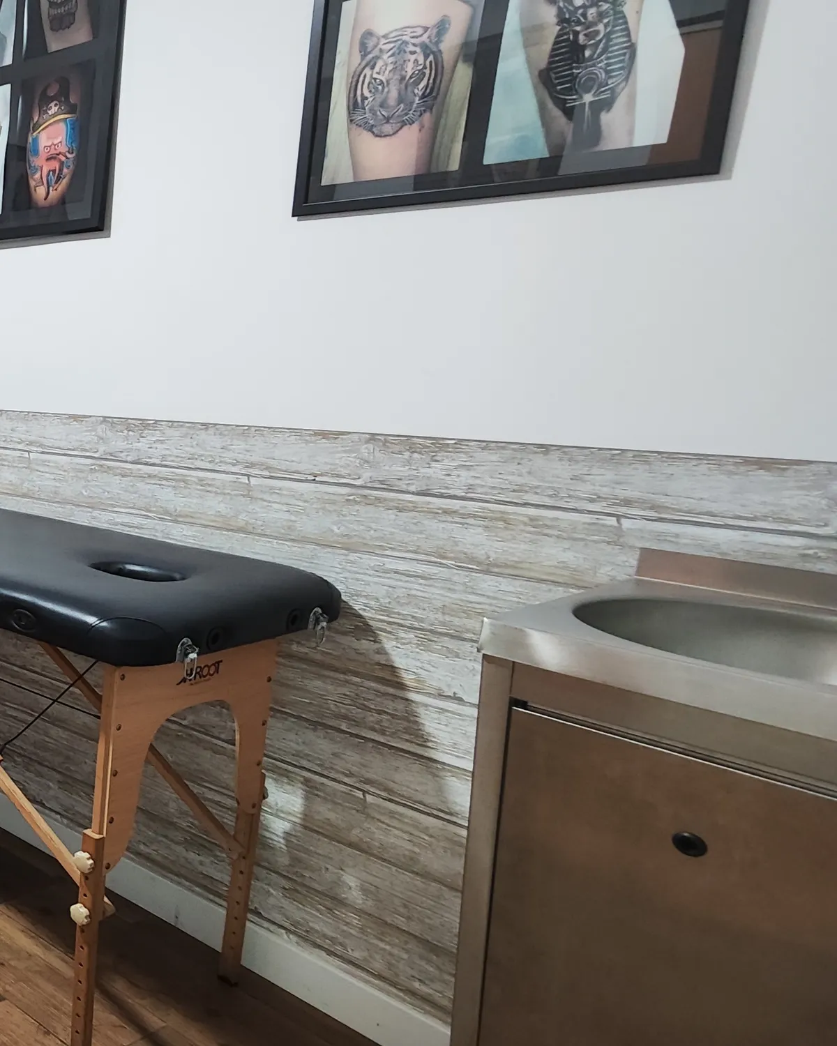 Cabina de alquiler equipada · ESAP Madrid Cabina de tatuaje con camilla y lavabo lista para alquilar en ESAP Madrid
