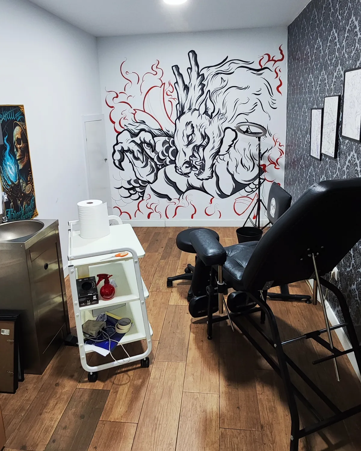 Alquiler de cabinas de tatuaje en ESAP Madrid Cabina de tatuaje totalmente equipada disponible para alquiler en el estudio ESAP de Madrid