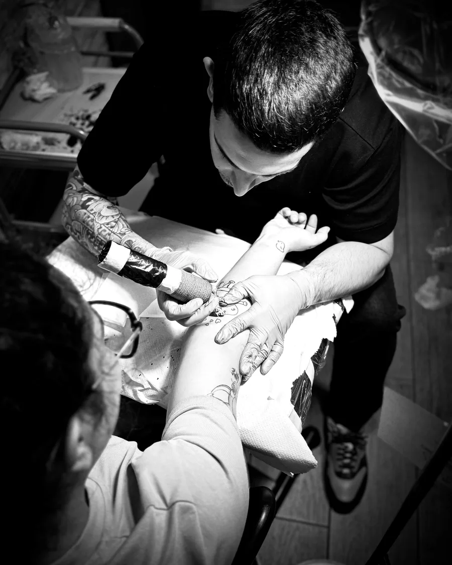 Prácticas de tatuaje sobre el brazo en la escuela ESAP de Madrid