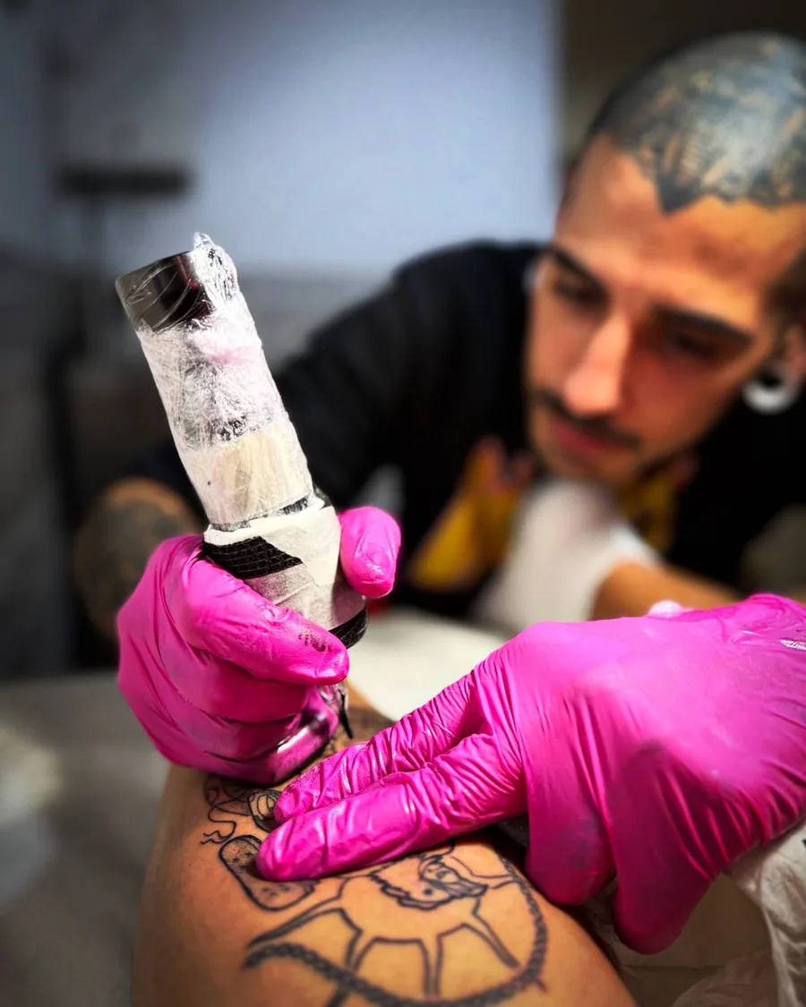 Alumno tatuando una pierna durante las prácticas de la escuela ESAP de Madrid Alumno tatuando una pierna durante las prácticas de la escuela ESAP de Madrid