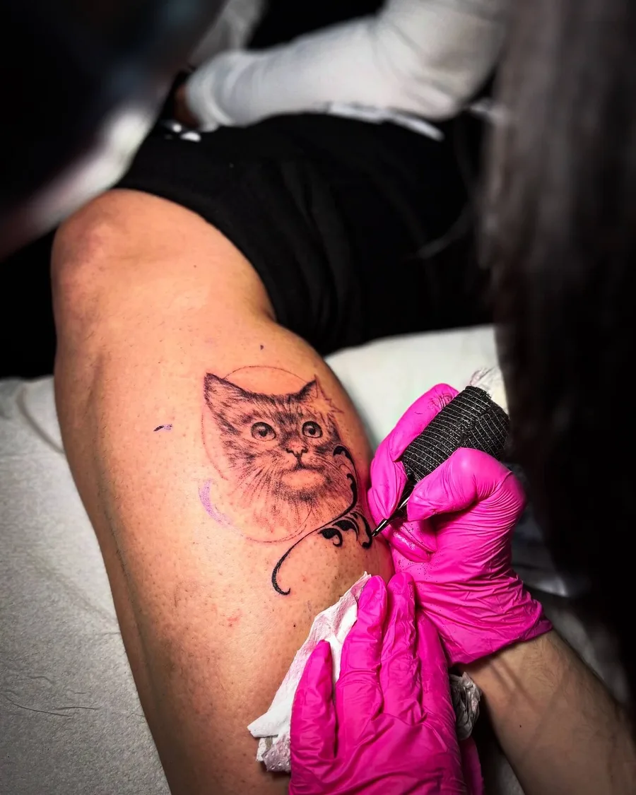 Alumna tatuando un gato en una pierna en la escuela ESAP de Madrid Alumna tatuando un gato en una pierna en la escuela ESAP de Madrid