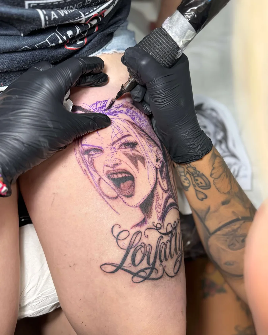 Alumno tatuando un retrato en una pierna durante las prácticas de la escuela ESAP de Madrid Alumno tatuando un retrato en una pierna durante las prácticas de la escuela ESAP de Madrid