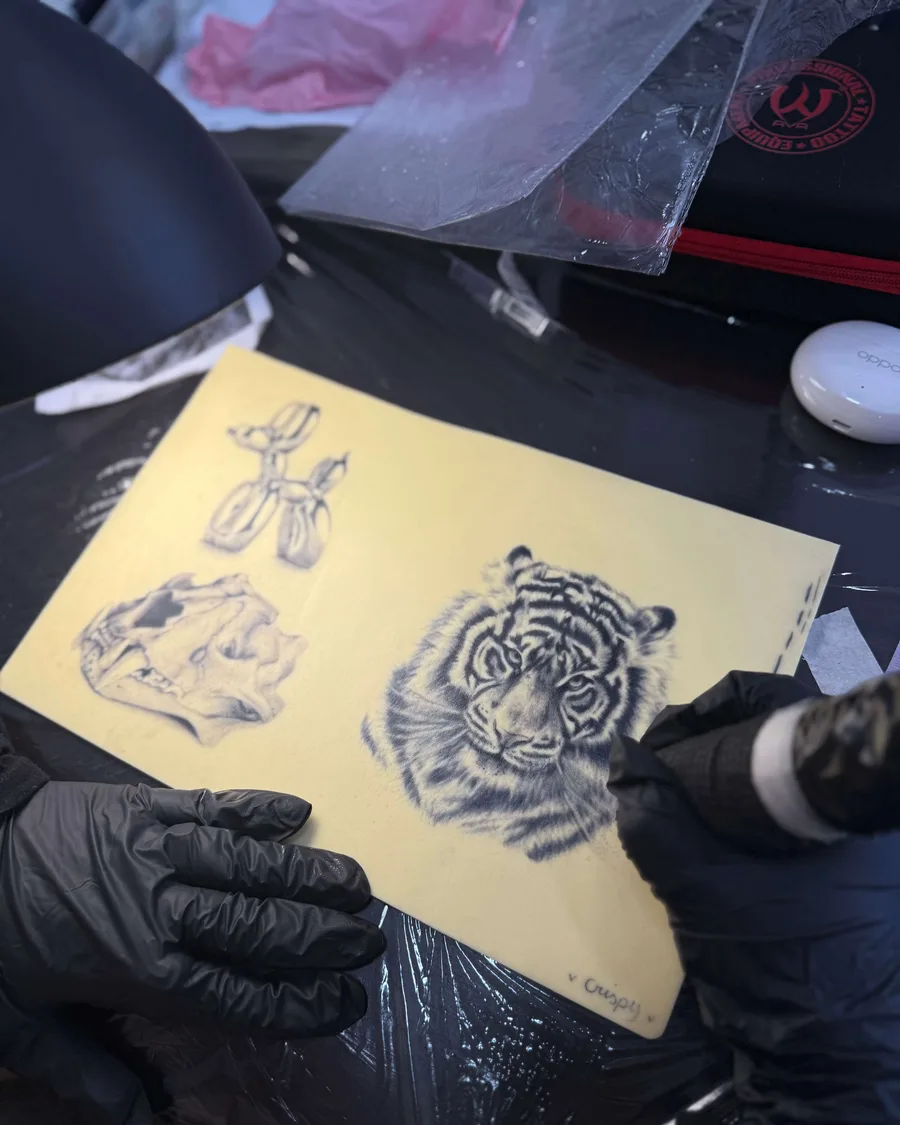 Prácticas de tatuaje sobre piel sintética en la escuela ESAP de Madrid