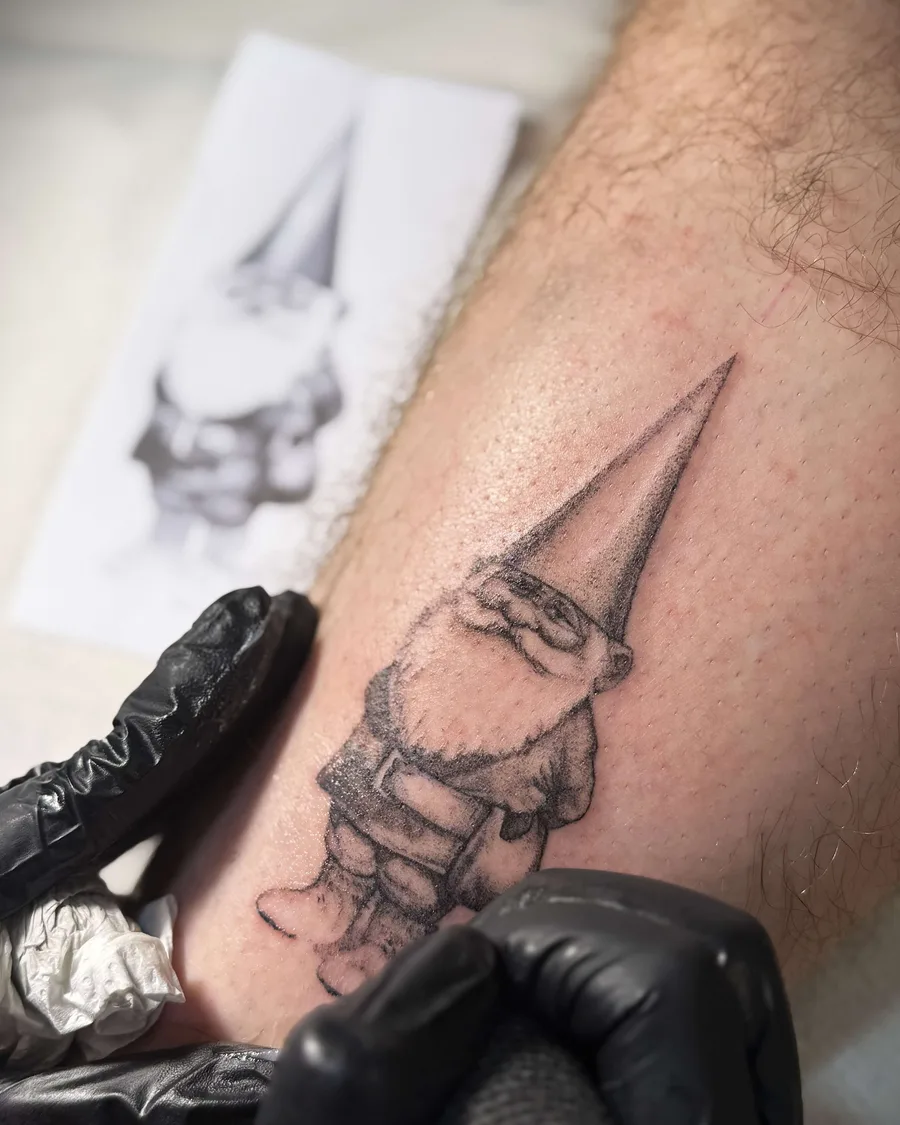 Alumno tatuando un diseño en un brazo durante las prácticas de la escuela ESAP de Madrid Alumno tatuando un diseño en un brazo durante las prácticas de la escuela ESAP de Madrid