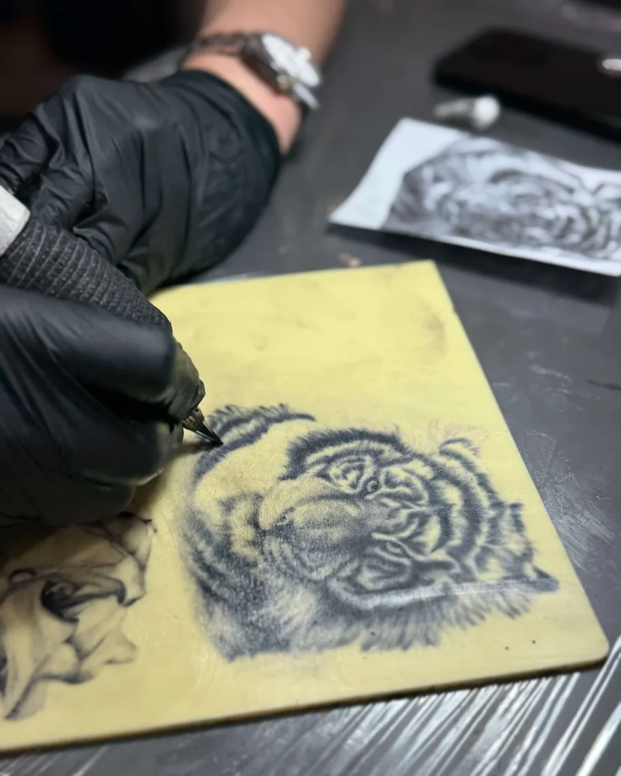 Prácticas de tatuaje de una peonía sobre piel sintética en la escuela ESAP de Madrid Prácticas de tatuaje de una peonía sobre piel sintética en la escuela ESAP de Madrid