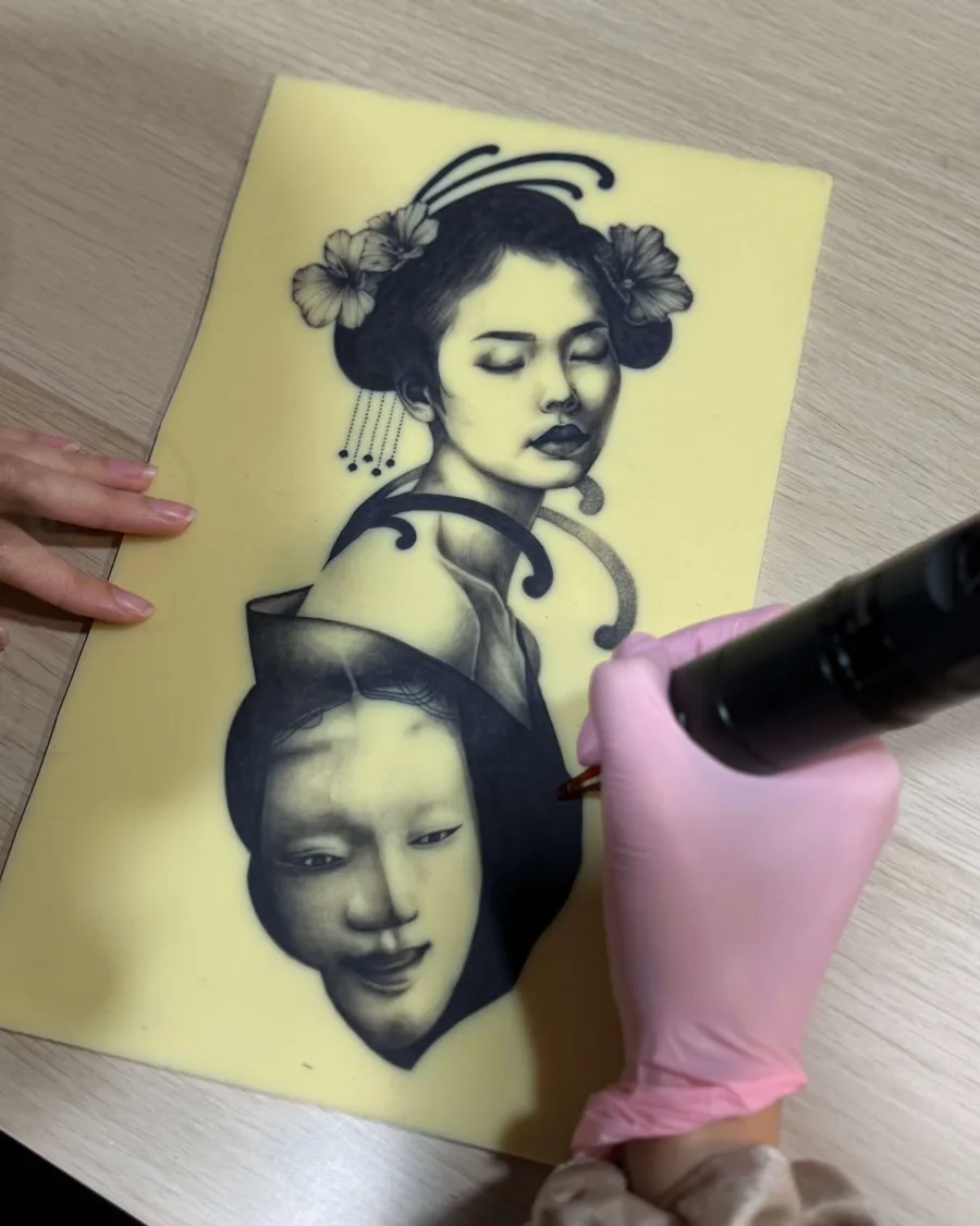 Alumna tatuando una geisha sobre piel sintética en la escuela ESAP de Madrid Alumna tatuando una geisha sobre piel sintética en la escuela ESAP de Madrid