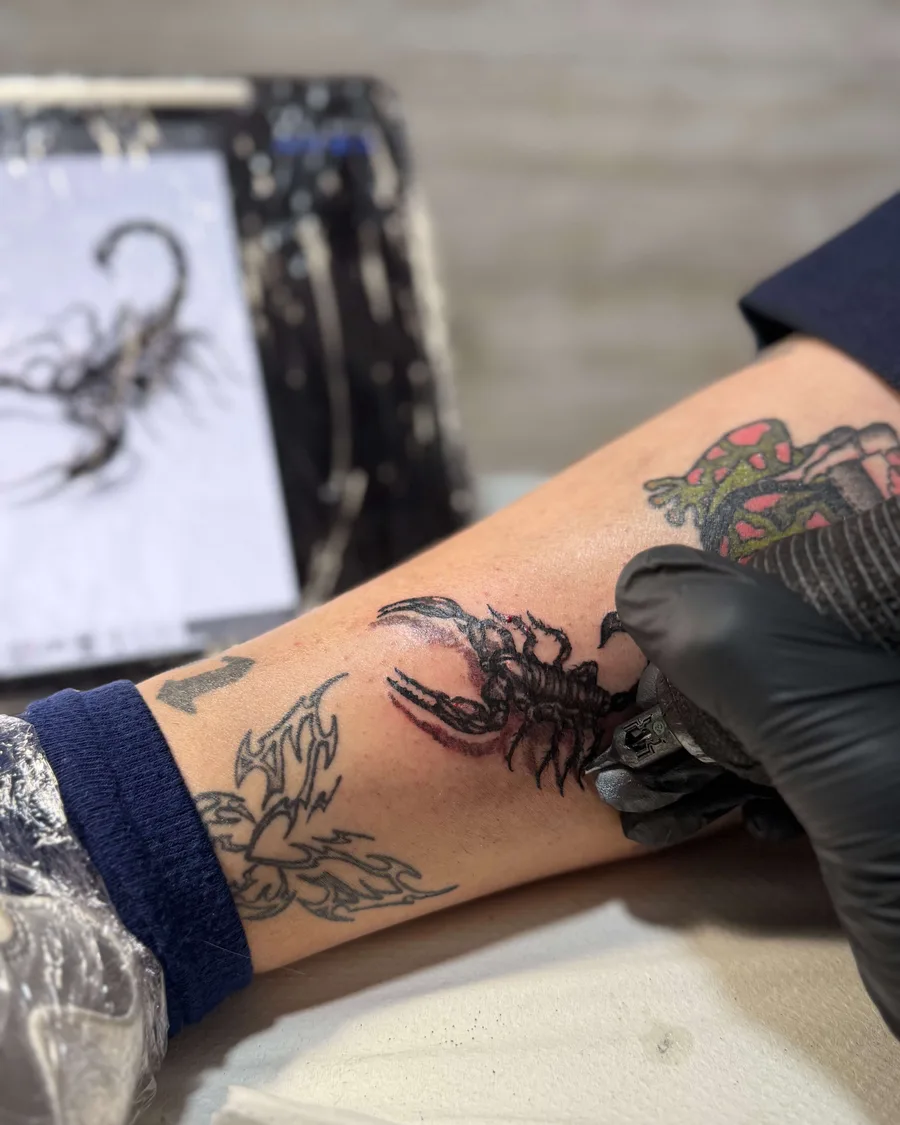 Diseño de un escorpión junto a prácticas de tatuaje en la escuela ESAP de Madrid Diseño de un escorpión junto a prácticas de tatuaje en la escuela ESAP de Madrid