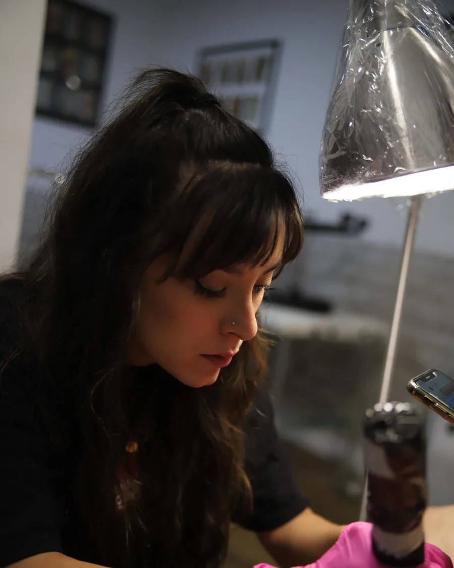 Alumna trabajando concentrada bajo el flexo en la escuela ESAP de Madrid
