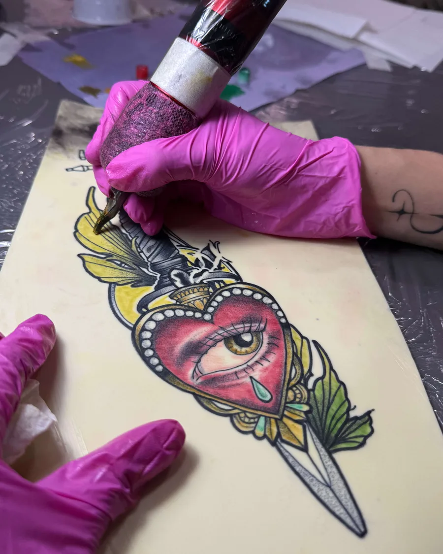 Diseño neotradicional de un corazón para tatuar en la escuela ESAP de Madrid