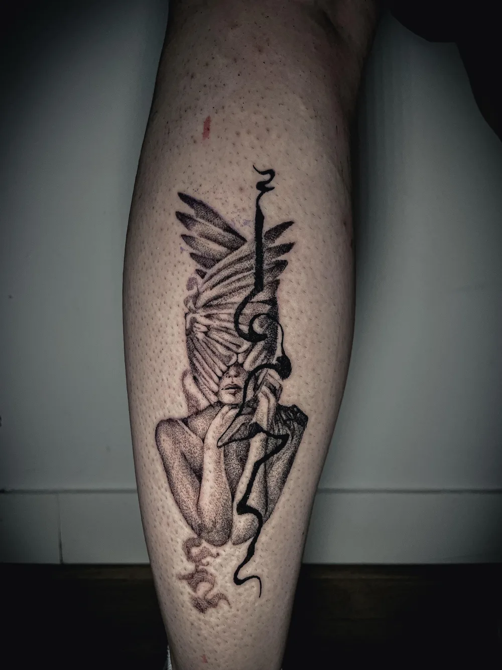 Tatuaje de puntillismo (dotwork) de una figura alada, hecho en el seminario de ESAP Madrid Tatuaje de puntillismo (dotwork) de una figura alada, hecho en el seminario de ESAP Madrid