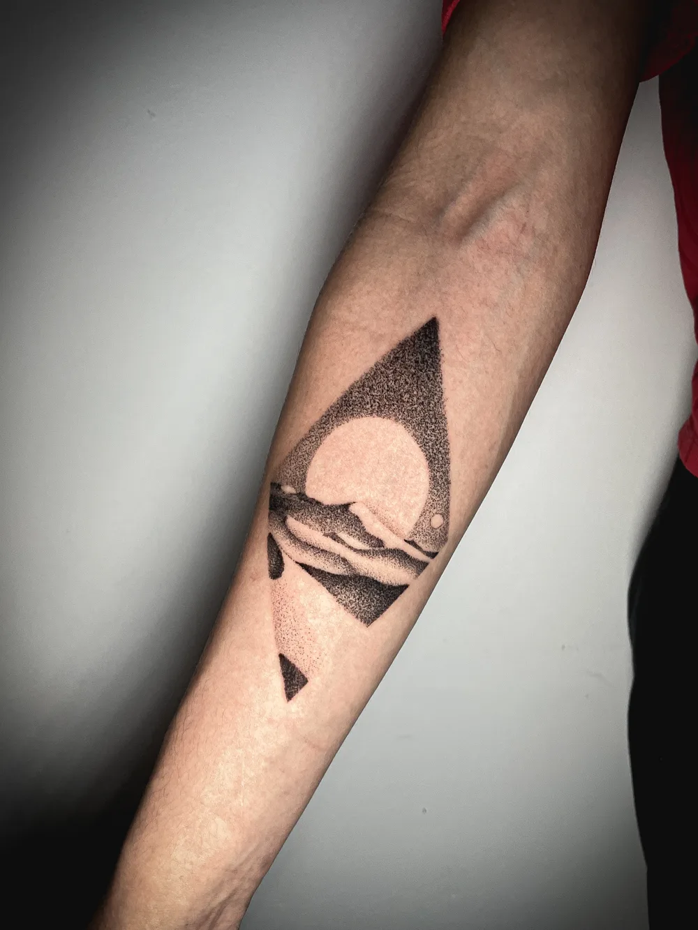 Tatuaje de puntillismo (dotwork) de un paisaje geométrico con sol, hecho en el seminario de ESAP Madrid Tatuaje de puntillismo (dotwork) de un paisaje geométrico con sol, hecho en el seminario de ESAP Madrid