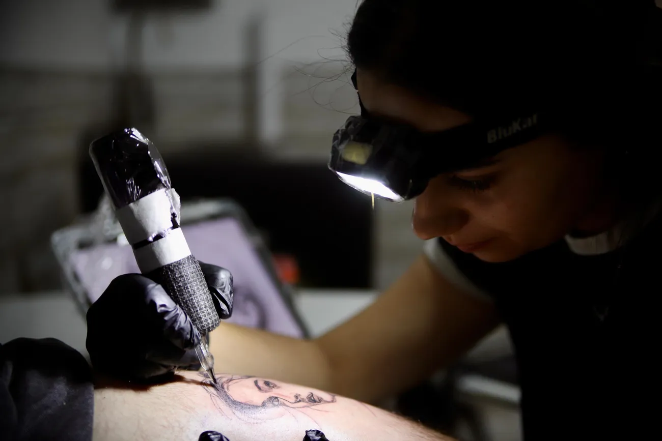 Curso de Tatuaje 4 Meses · escuela de tatuaje ESAP Madrid Clase práctica del Curso de Tatuaje 4 Meses en la escuela ESAP de Madrid