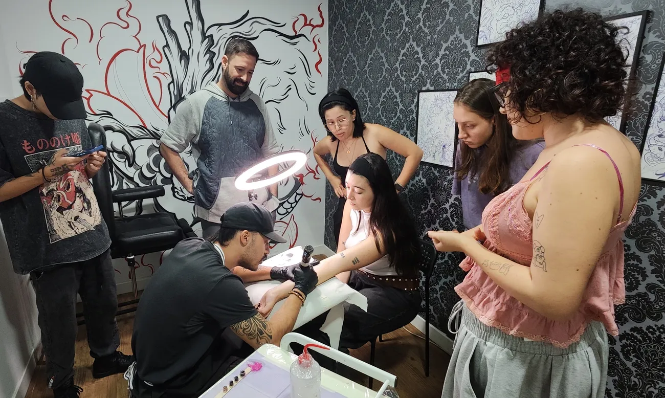 Seminario de Puntillismo · escuela de tatuaje ESAP Madrid Clase práctica del Seminario de Puntillismo en la escuela ESAP de Madrid