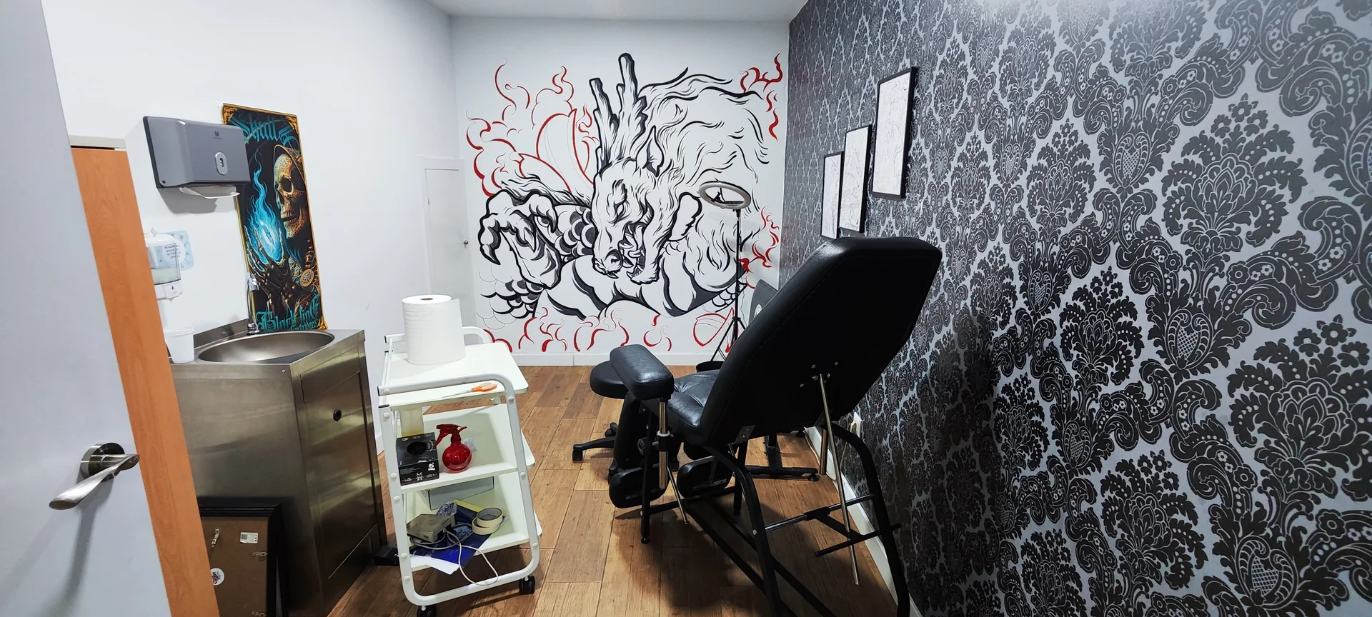 Estudio de tatuajes ESAP · Paseo de Extremadura, Madrid Cabina del estudio de tatuajes ESAP en Madrid con mural de un dragón