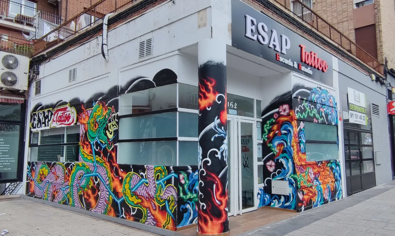 Fachada de la escuela y estudio ESAP en el Paseo de Extremadura, Madrid