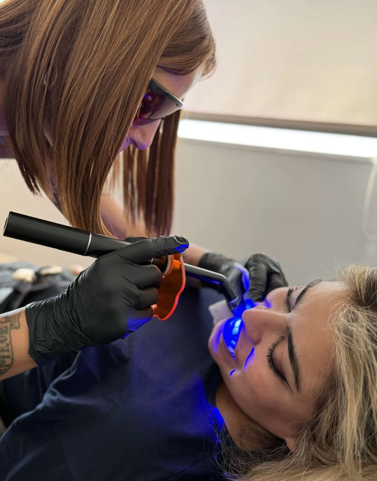Curso de Gemas Dentales · escuela de tatuaje ESAP Madrid Colocación de una gema dental con luz UV en el Curso de Gemas Dentales de la escuela ESAP de Madrid