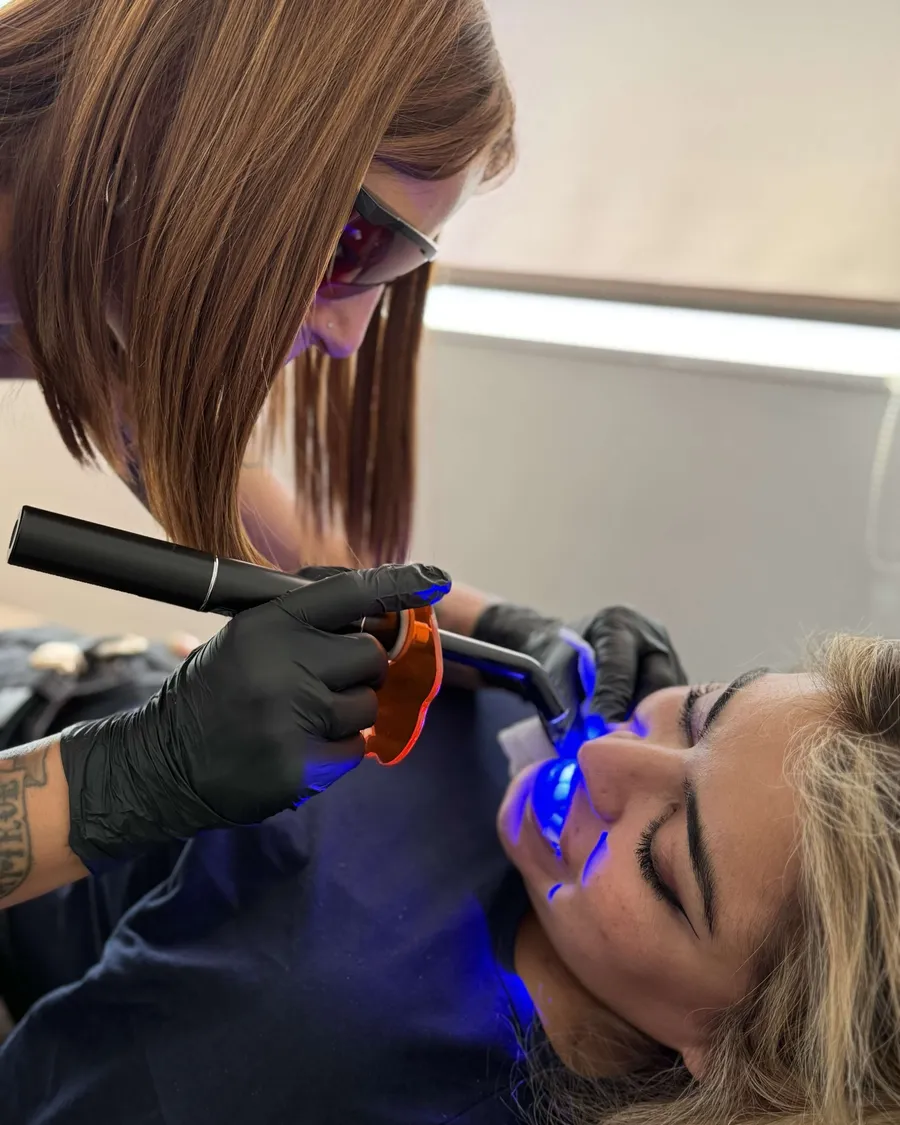 Colocación de una gema dental con luz UV en el Curso de Gemas Dentales de ESAP Madrid Colocación de una gema dental con luz UV en el Curso de Gemas Dentales de ESAP Madrid