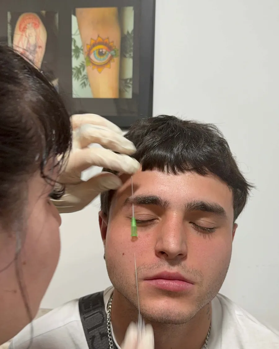 Perforación facial durante el Curso de Piercing de la escuela ESAP de Madrid Perforación facial durante el Curso de Piercing de la escuela ESAP de Madrid