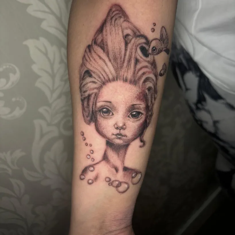 Tatuaje a color de chica anime en el antebrazo, ESAP Madrid