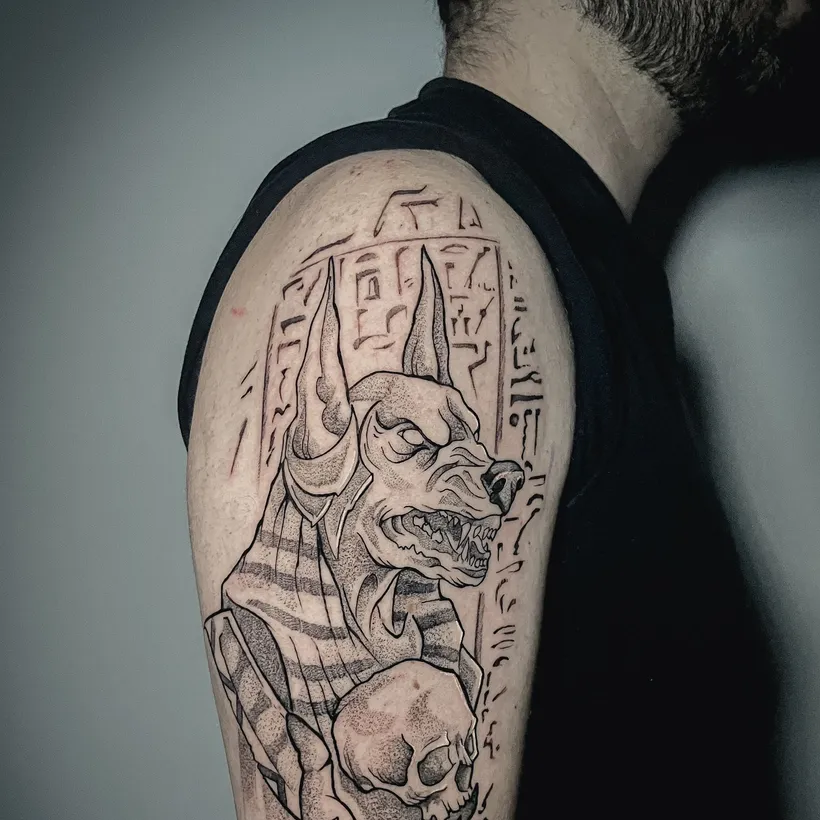 Tatuaje blackwork de Anubis, por Carlos «Gambruk» en ESAP Madrid Tatuaje blackwork de Anubis, por Carlos «Gambruk» en ESAP Madrid