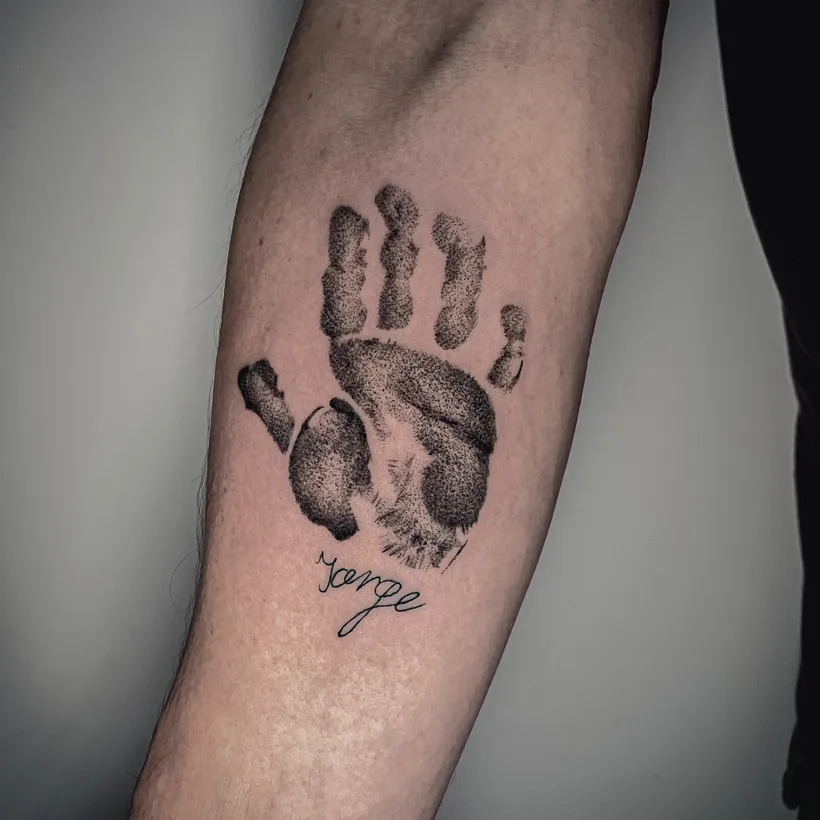 Tatuaje blackwork de una mano, por Carlos «Gambruk» en ESAP Madrid Tatuaje blackwork de una mano, por Carlos «Gambruk» en ESAP Madrid