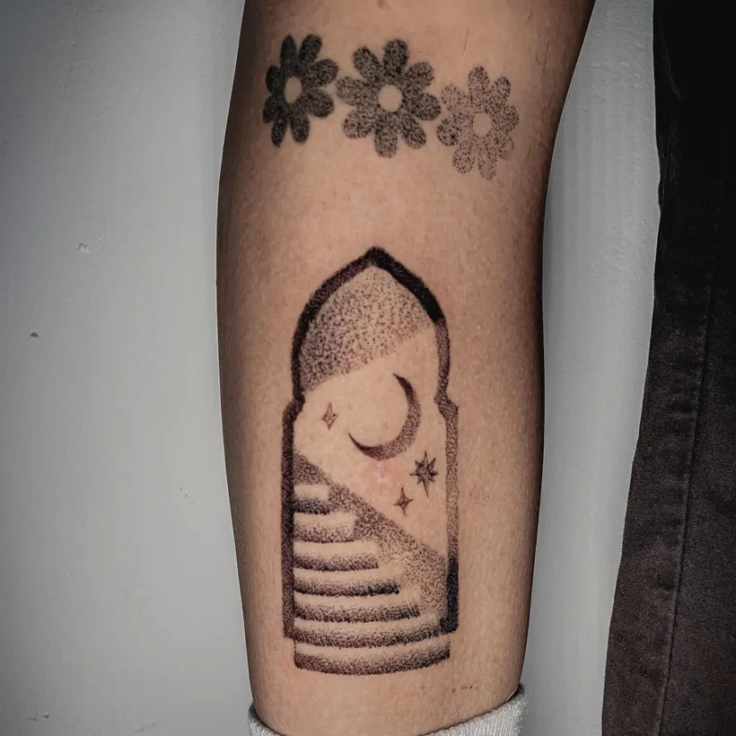 Tatuaje blackwork ilustrativo en ESAP Madrid Tatuaje blackwork ilustrativo en ESAP Madrid