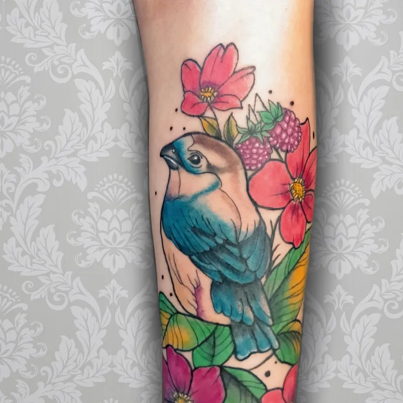 Idea de tatuaje a color de un loro con flores, ESAP Madrid Idea de tatuaje a color de un loro con flores, ESAP Madrid