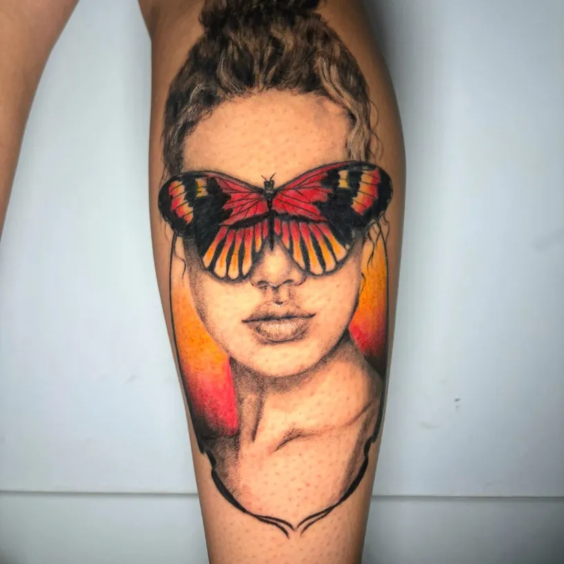 Tatuaje a color de un rostro de mujer con mariposa, ESAP Madrid Tatuaje a color de un rostro de mujer con mariposa, ESAP Madrid