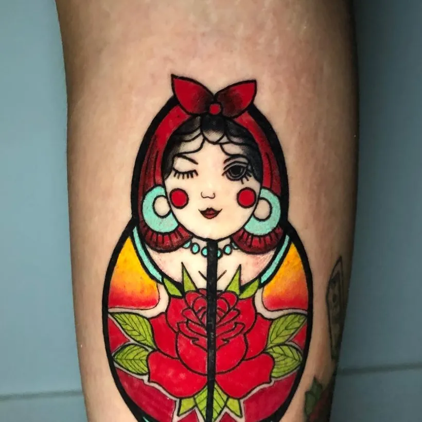 Tatuaje a color de una kokeshi japonesa, por Tamy en ESAP Madrid