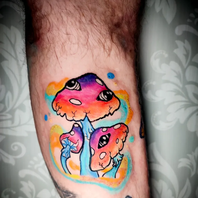 Tatuaje a color de setas, estilo psicodélico, ESAP Madrid