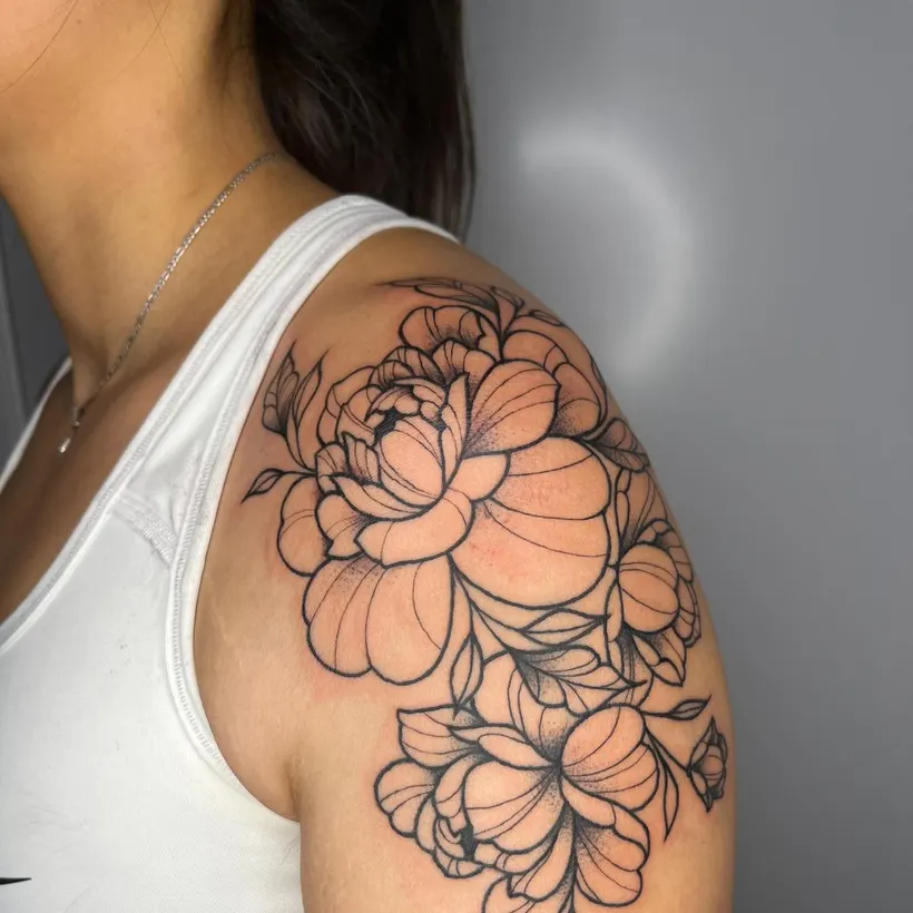 Tatuaje de peonías a línea fina en el hombro, ESAP Madrid Tatuaje de peonías a línea fina en el hombro, ESAP Madrid
