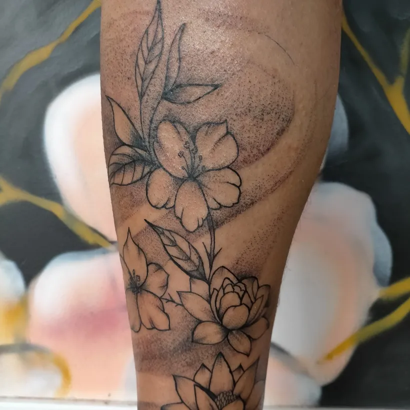 Tatuaje de una kokeshi a color en la pierna, ESAP Madrid
