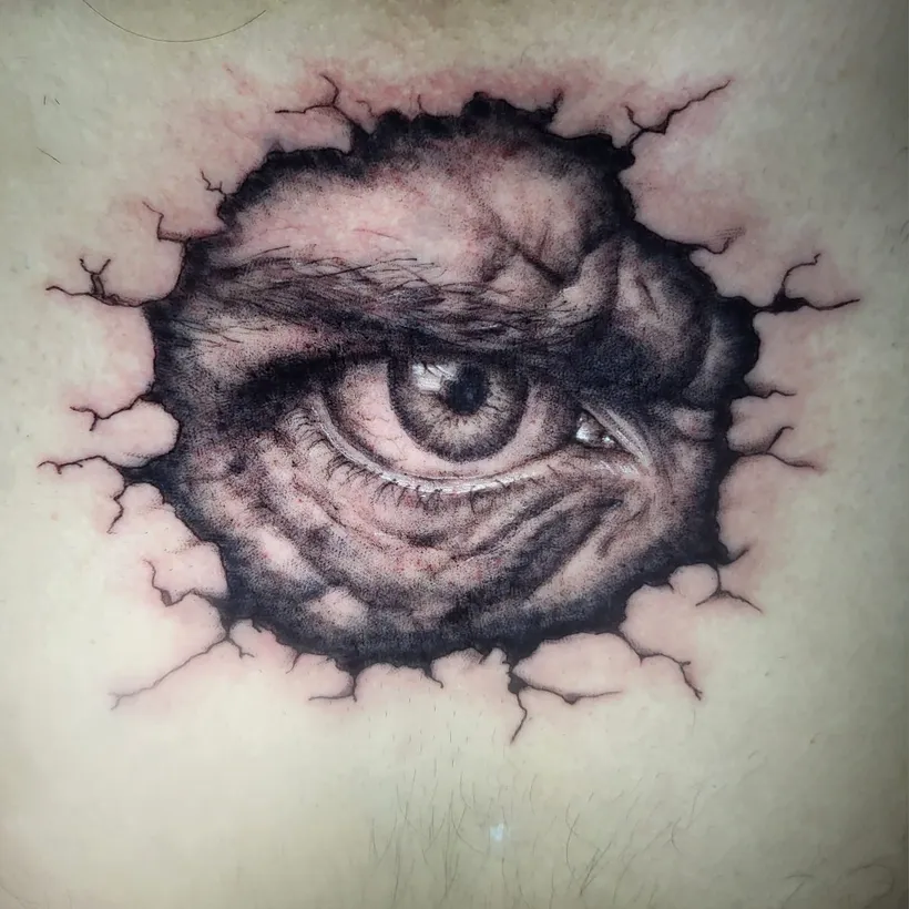 Tatuaje realista de un ojo sobre piel agrietada, ESAP Madrid Tatuaje realista de un ojo sobre piel agrietada, ESAP Madrid