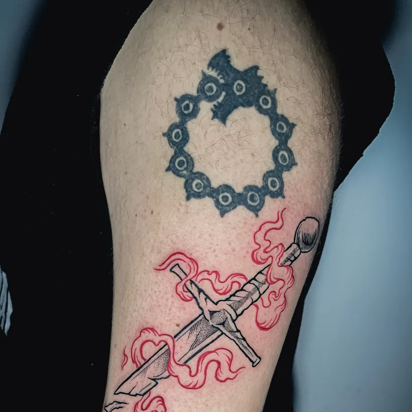 Tatuaje anime del emblema del dragón de Seven Deadly Sins con espada, por Carlos «Gambruk» en ESAP Madrid Tatuaje anime del emblema del dragón de Seven Deadly Sins con espada, por Carlos «Gambruk» en ESAP Madrid