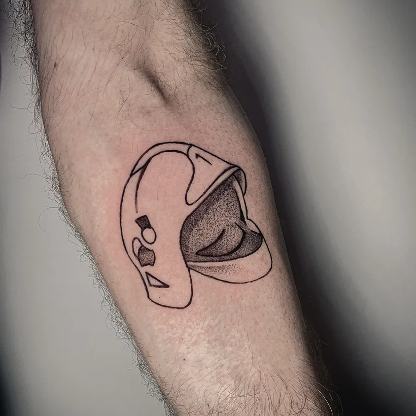 Tatuaje pequeño de una luna a línea fina, ESAP Madrid Tatuaje pequeño de una luna a línea fina, ESAP Madrid