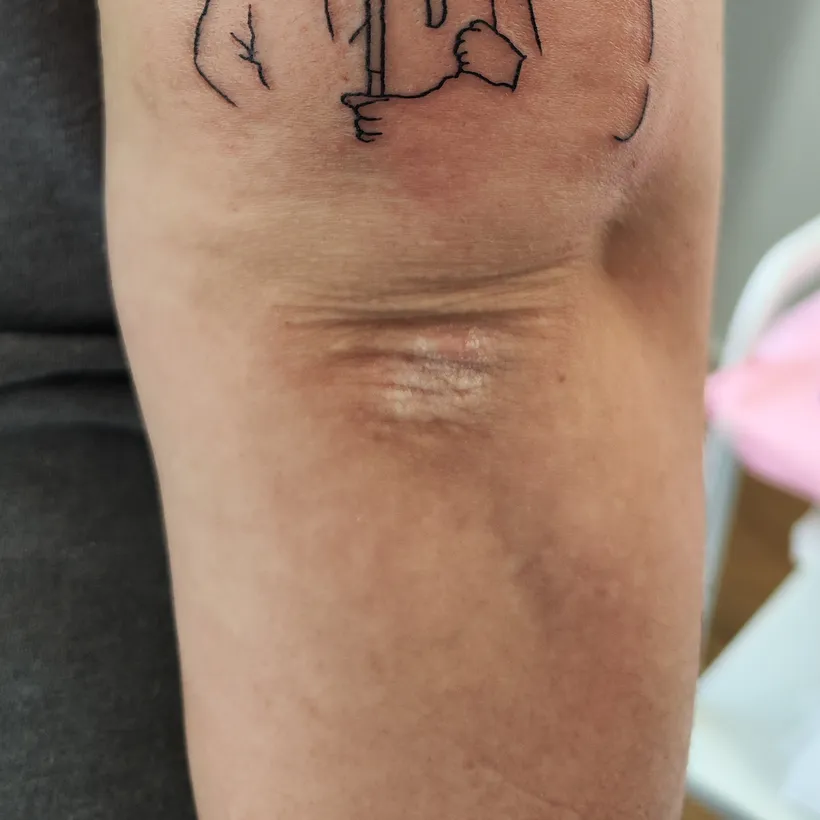 Tatuaje pequeño de un pájaro a línea fina, ESAP Madrid Tatuaje pequeño de un pájaro a línea fina, ESAP Madrid