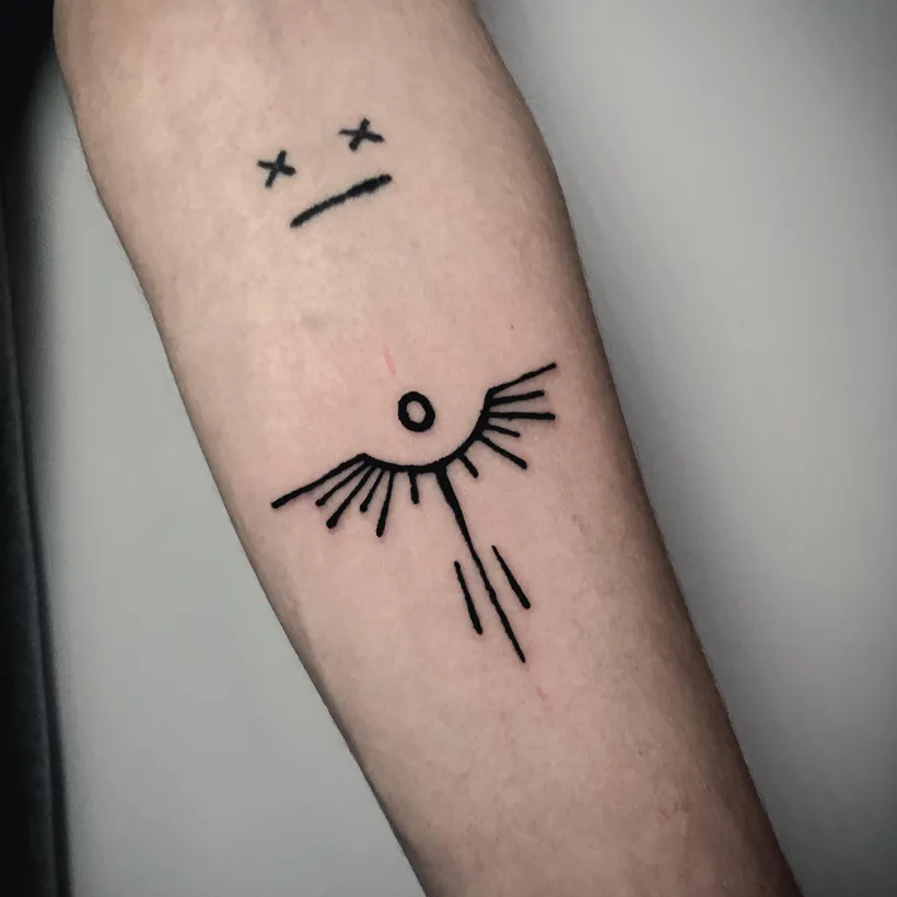 Tatuaje pequeño de un ojo a línea fina, ESAP Madrid Tatuaje pequeño de un ojo a línea fina, ESAP Madrid