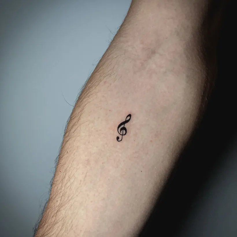 Tatuaje pequeño de un lazo, ESAP Madrid Tatuaje pequeño de un lazo, ESAP Madrid