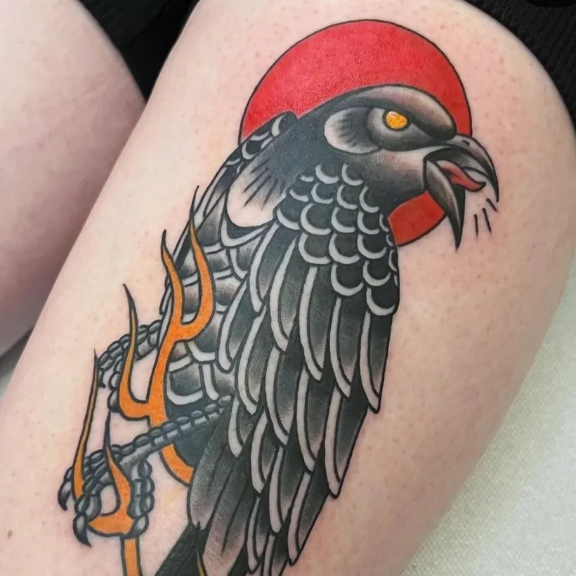Tatuaje tradicional de un cuervo con sol, por Paula en ESAP Madrid