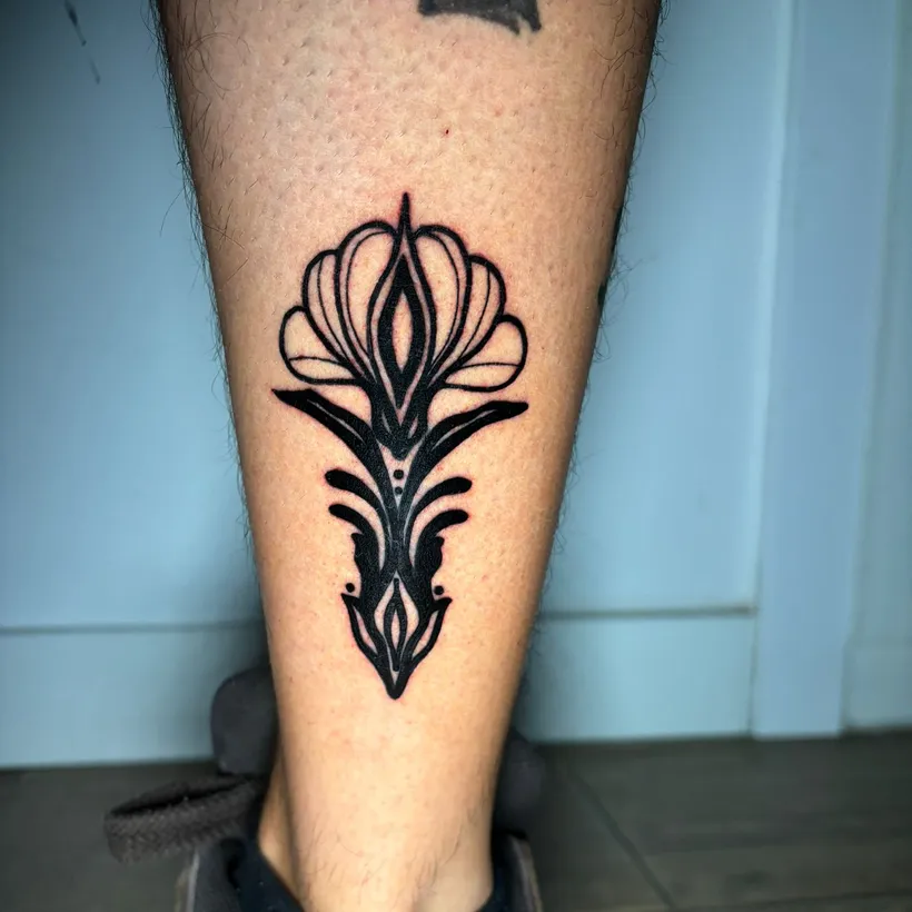 Tatuaje neotradicional ornamental, por Tamy en ESAP Madrid