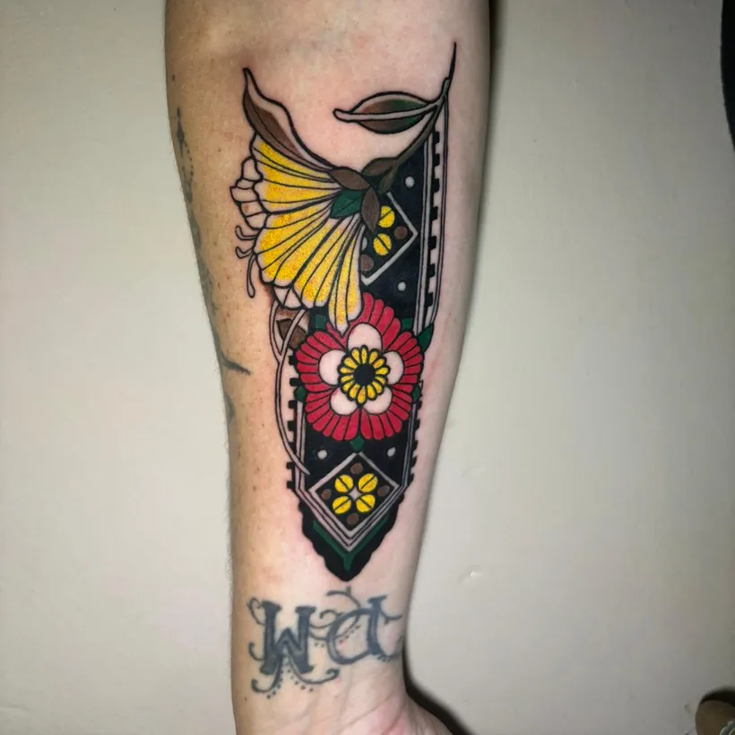 Tatuaje neotradicional floral a color, ESAP Madrid Tatuaje neotradicional floral a color, ESAP Madrid