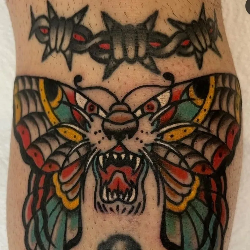 Tatuaje tradicional de una mariposa, estilo old school, ESAP Madrid