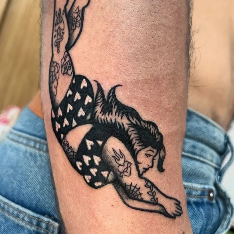 Tatuaje tradicional de una sirena en negro, ESAP Madrid