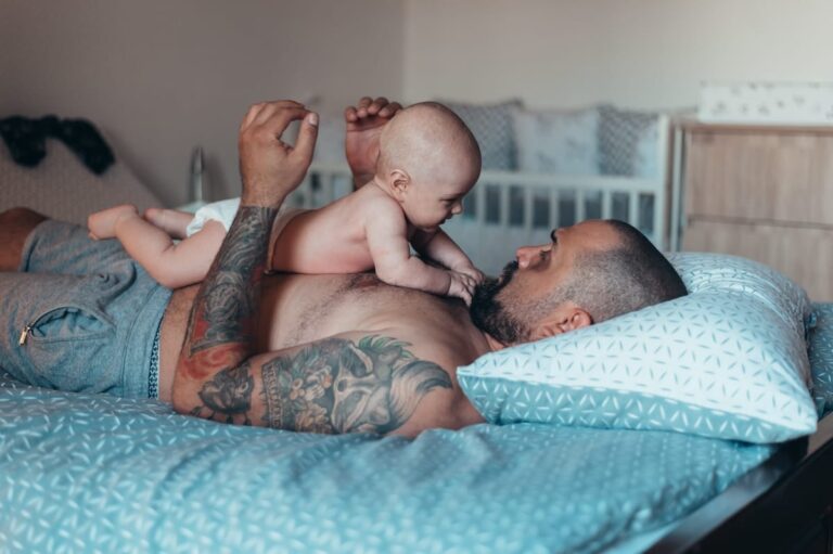 padre tatuado con su hijo tatuajes que simbolizan amor a los hijos